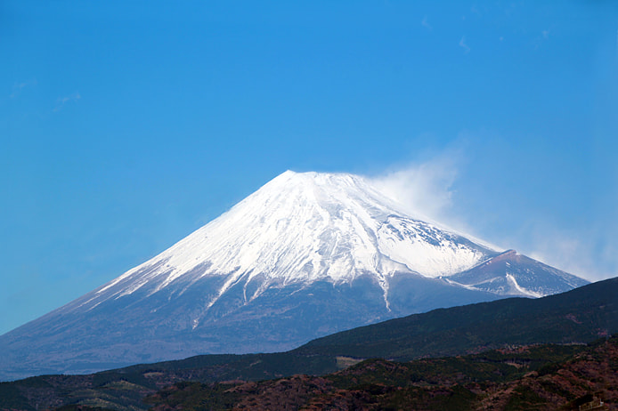 雪が積もった富士山